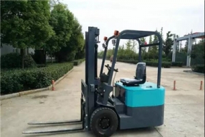 為什么三輪全電動(dòng)叉車會(huì)腐蝕生銹？