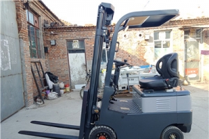 四輪叉車行人安全提示！