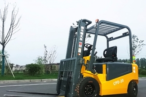 按照國(guó)家規(guī)定，電動(dòng)叉車的貨叉多久檢查一次？