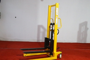 手動堆高車生產(chǎn)廠家批發(fā)的手動液壓堆高車有什么特點(diǎn)