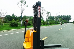 江蘇電動(dòng)叉車廠家如何嚴(yán)格把控電動(dòng)液壓叉車質(zhì)量關(guān)？