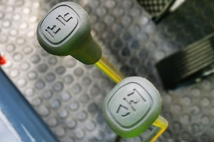 江蘇電動(dòng)叉車(chē)廠家操作電動(dòng)液壓叉車(chē)要注意什么