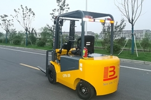 如何在光線不足的環(huán)境中使用電動(dòng)叉車？