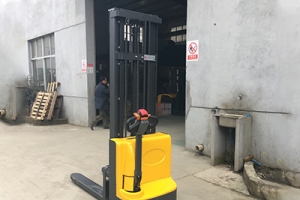 購(gòu)買電動(dòng)堆高車只看報(bào)價(jià)可以嗎？