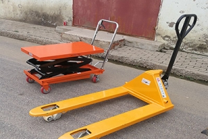 手動叉車的自重和規(guī)格是多少？