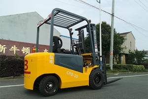 電動(dòng)叉車(chē)零件的清洗