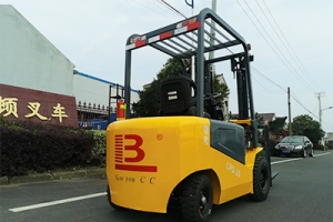  電動(dòng)叉車(chē)金屬零件的除銹方法