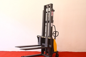 狹窄空間的搬運(yùn)利器：半電動(dòng)堆高車應(yīng)用場(chǎng)景